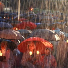 시대의 증언자 렌즈 촛불을 보다